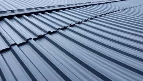 Jaka blacha na płaski dach